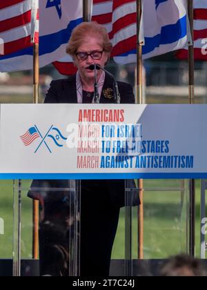 14. November 2023, Washington, District of Columbia, USA: Botschafterin DEBORAH LIPSTACK, der US-Sondergesandte zur Bekämpfung des Antisemitismus, spricht über die Bedeutung dieser Arbeit während der Amerikanermarsch für Israel-Kundgebung in der National Mall. (Credit Image: © Sue Dorfman/ZUMA Press Wire) NUR REDAKTIONELLE VERWENDUNG! Nicht für kommerzielle ZWECKE! Stockfoto