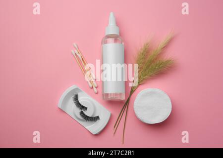 Flache Lay-Komposition mit Make-up-Entferner und falschen Wimpern auf rosa Hintergrund Stockfoto