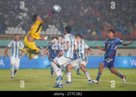 Bandung, Indonesien. November 2023. Torhüter Goto Wataru (2. L) aus Japan macht beim Spiel der Gruppe D zwischen Japan und Argentinien bei der FIFA U17-Weltmeisterschaft in Bandung, Indonesien, am 14. November 2023 einen Sieg. Quelle: Septianjar Muharam/Xinhua/Alamy Live News Stockfoto