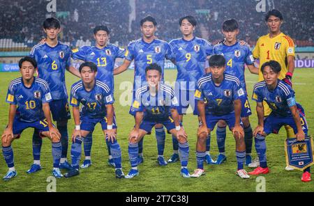 Bandung, Indonesien. November 2023. Die Startspieler Japans stehen vor dem Spiel der Gruppe D zwischen Japan und Argentinien bei der FIFA U17-Weltmeisterschaft in Bandung, Indonesien, am 14. November 2023 an. Quelle: Septianjar Muharam/Xinhua/Alamy Live News Stockfoto