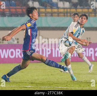 Bandung, Indonesien. November 2023. Tsuchiya Kaito (L) aus Japan streitet mit Valentino Acuna aus Argentinien während des Gruppenspiels D zwischen Japan und Argentinien bei der FIFA U17-Weltmeisterschaft in Bandung, Indonesien, am 14. November 2023. Quelle: Septianjar Muharam/Xinhua/Alamy Live News Stockfoto