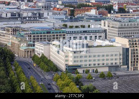 Botschaft der USA, Außenansicht des Gebäudes am Pariser Platz, links das Brandenburger Tor, rechts das Denkmal für die ermordeten Juden Stockfoto