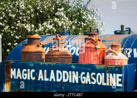 Alte Benzintanks, Kraftstoff, Benzin, Öl, Verbrennung, Verbrennungsmotor, Klima, Energiewende, Mobilität, Geschichte, historisch, Route 66, USA Stockfoto