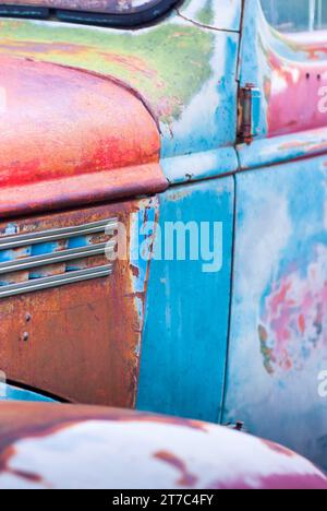 Auto, buntes Farbmuster, Oldtimer, Textur, Rost, Wrack, Auto Wrack, Farbe, Tür, Detail, bunt, mobil, mobil, USA, Nordamerika Stockfoto