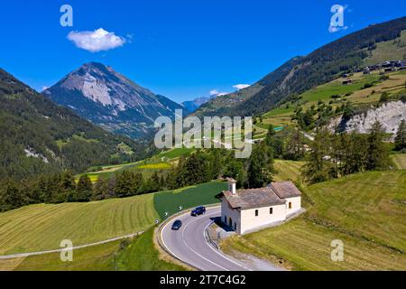 Sommerlandschaft mit Kapelle Saint-Laurent auf dem Aufstieg zum Großen St. Bernard Pass, Route du Grand-Saint-Bernard, Liddes, Wallis, Schweiz Stockfoto