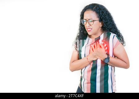 Afro-Mädchen mit Tachykardie, die Brust berührt. Menschen mit Herzproblemen. Afro-Frau mit Herzschmerz, die die Brust berührt. Isoliert Stockfoto