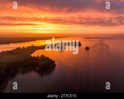 Aus der Vogelperspektive auf den westlichen Bodensee vor Sonnenaufgang mit der Halbinsel Mettnau, rechts am Horizont die Insel Reichenau Stockfoto