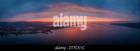 Luftpanorama des westlichen Bodensees vor Sonnenaufgang mit der Stadt Radolfzell und der Halbinsel Mettnau, rechts die Halbinsel Höri, Stockfoto