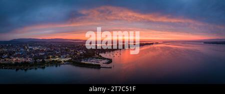 Luftpanorama des westlichen Bodensees vor Sonnenaufgang mit der Stadt Radolfzell und der Halbinsel Mettnau, rechts der Hoeri Stockfoto