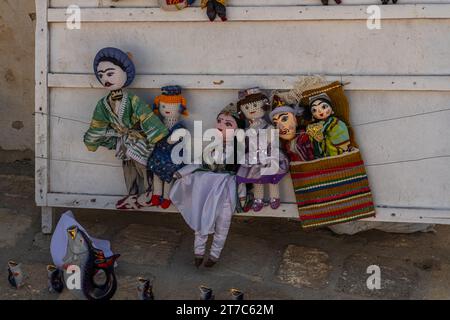 Puppen in traditionellen usbekischen Kostümen. Traditionelle Souvenir-Puppe aus gemaltem Papierpüree (Pappmaché). Buchara, Usbekistan. Souvenir und g Stockfoto