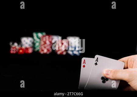 Schließen Sie die Hand des Spielers mit zwei Assen, die Karten spielen Stockfoto