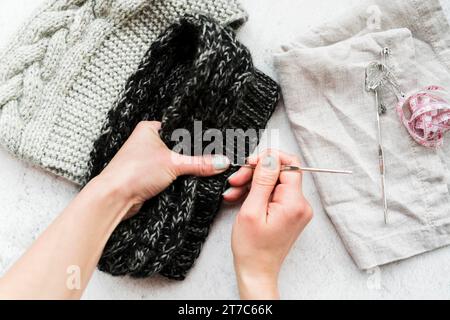 Nahaufnahme der Hand mit Wolle häkeln Stockfoto