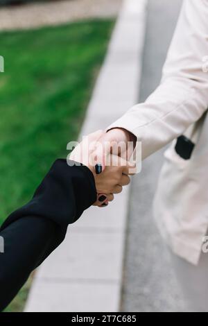 Schließen Sie zwei Geschäftsfrauen, die die Hand schütteln Stockfoto