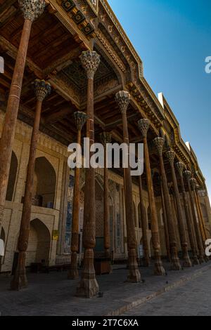 Die 1712 erbaute Balo Hauz-Moschee gegenüber der Archen-Festung in Buchara, Usbekistan Stockfoto