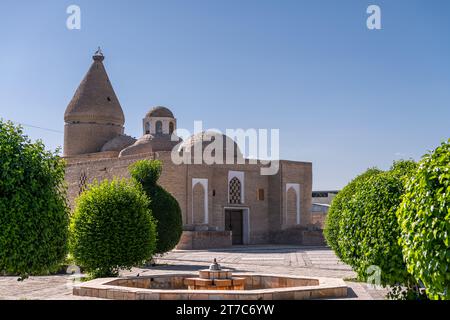 Das Chashma Ayub Mausoleum befindet sich in der Nähe des Samaniden Mausoleums in Buchara, Usbekistan. Blauer Himmel mit Kopierraum für Text Stockfoto