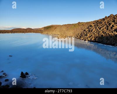 Grindavik, Island - 11. September 2023 - Blaue Lagune geothermische Bäder in der Nähe von Gridavik, Island an einem klaren sonnigen Nachmittag. Stockfoto