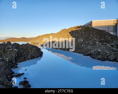 Grindavik, Island - 11. September 2023 - Blaue Lagune geothermische Bäder in der Nähe von Gridavik, Island an einem klaren sonnigen Nachmittag. Stockfoto