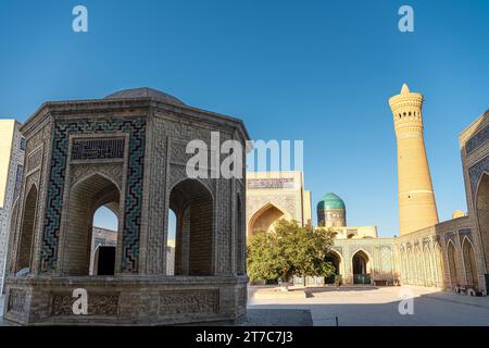 Innenhof der Kalyan Moschee, Teil des Po-i-Kalyan Komplexes in Buchara, Usbekistan. Sonnenuntergangshimmel mit Kopierraum für Text Stockfoto