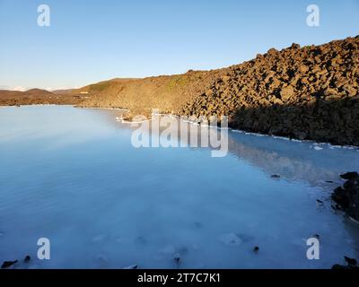 Grindavik, Island - 11. September 2023 - Blaue Lagune geothermische Bäder in der Nähe von Gridavik, Island an einem klaren sonnigen Nachmittag. Stockfoto