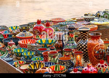 Teller und Töpfe auf einem Straßenmarkt in Buchara, Usbekistan. Hintergrundbild mit Kopierraum Stockfoto