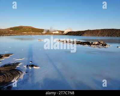 Grindavik, Island - 11. September 2023 - Blaue Lagune geothermische Bäder in der Nähe von Gridavik, Island an einem klaren sonnigen Nachmittag. Stockfoto