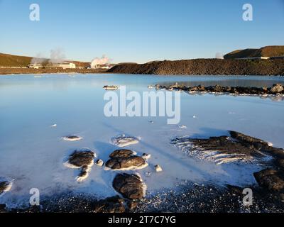 Grindavik, Island - 11. September 2023 - Blaue Lagune geothermische Bäder in der Nähe von Gridavik, Island an einem klaren sonnigen Nachmittag. Stockfoto