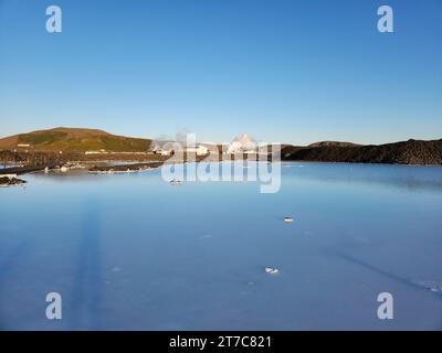 Grindavik, Island - 11. September 2023 - Blaue Lagune geothermische Bäder in der Nähe von Gridavik, Island an einem klaren sonnigen Nachmittag. Stockfoto