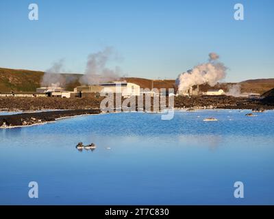 Grindavik, Island - 11. September 2023 - Geothermiekraftwerk Svartsengi hinter der Blauen Lagune an einem klaren, sonnigen Nachmittag. Stockfoto