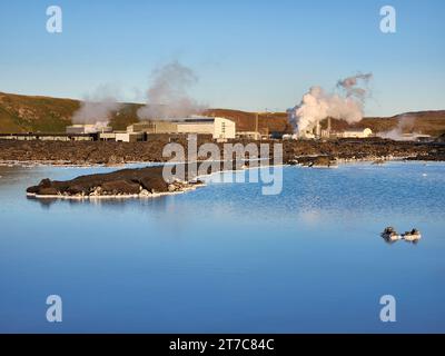 Grindavik, Island - 11. September 2023 - Geothermiekraftwerk Svartsengi hinter der Blauen Lagune an einem klaren, sonnigen Nachmittag. Stockfoto