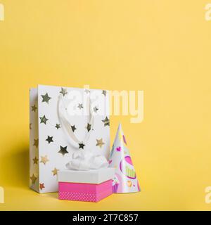 Sternform Einkaufstasche Papier Hut Geschenkbox gelber Hintergrund Stockfoto