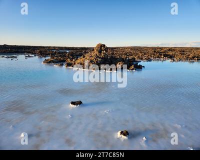 Grindavik, Island - 11. September 2023 - Blaue Lagune geothermische Bäder in der Nähe von Gridavik, Island an einem klaren sonnigen Nachmittag. Stockfoto