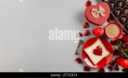 Toast in Herzform mit Marmelade und Kaffeetasse Stockfoto