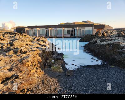 Grindavik, Island - 11. September 2023 - Unterkünfte in den geothermischen Bädern der Blauen Lagune in der Nähe von Gridavik, Island an klaren sonnigen Nachmittag. Stockfoto