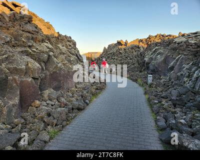 Grindavik, Island - 11. September 2023 - Eingang zu den geothermischen Bädern der Blauen Lagune in der Nähe von Gridavik, Island an einem klaren sonnigen Nachmittag. Stockfoto