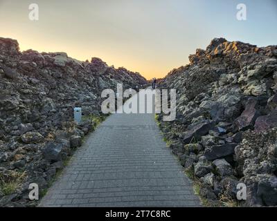 Grindavik, Island - 11. September 2023 - Eingang zu den geothermischen Bädern der Blauen Lagune in der Nähe von Gridavik, Island an einem klaren sonnigen Nachmittag. Stockfoto