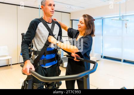 Mechanisches Exoskelett. Physiotherapeutische Assistentin bei behinderter Person mit Roboterskelett. Futuristische Rehabilitation Stockfoto