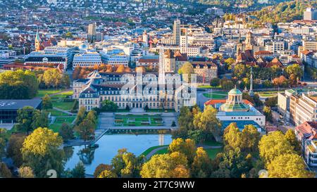 Stadtblick Stuttgart, Stadtzentrum mit Schlosspark mit neuem Schloss und Eckensee, Stiftskirche und Schlossplatz, Drohnenfoto, Stuttgart Stockfoto