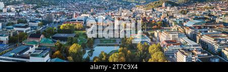 Stadtblick Stuttgart, Stadtzentrum mit Schlosspark mit Eckensee und Schlossplatz, Neues Schloss und altes Schloss, rechts Fußgängerzone Stockfoto