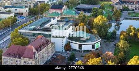 Theater, dahinter das Opernhaus und das landtagsgebäude und das neue Schloss im Schlosspark, Drohnenfoto Stadtblick Stuttgart Stockfoto