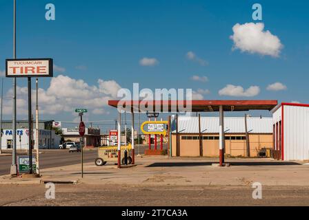 Landstraße, alte Tankstelle, blauer Himmel, Wolke, Straße, Roadtrip, Kult, Geschichte, Geschichte, Reisen, Mobilität, Benzin, Route 66, USA Stockfoto