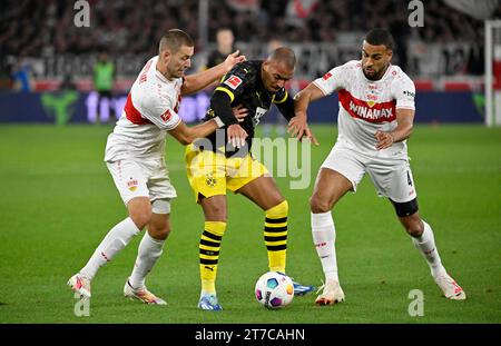 Donyell Malen Borussia Dortmund BVB (21) gegen Josha Vagnoman VfB Stuttgart (04) und Waldemar Anton, VfB Stuttgart (02) MHPArena, MHP Arena Stockfoto