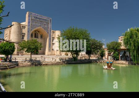 Nadir Divanbegi Khanaka oder Khanqah Nadir Divan-Beghi ist ein Teil des Komplexes Lyabi Hauz in Buchara, Usbekistan Stockfoto