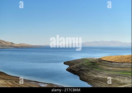 Hollister, Kalifornien, USA. Das San Luis Reservoir, ein künstlicher See im San Joaquin Valley. Stockfoto