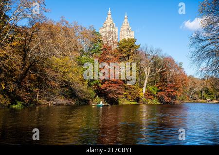 Wolkenkratzer erheben sich über den bunten Bäumen des Herbstes im Central Park NY, einem Gebiet der Ruhe und Natur in Manhattan. Stockfoto