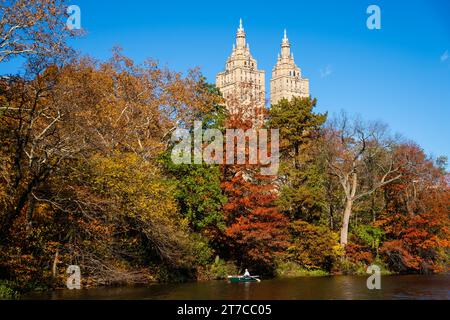 Wolkenkratzer erheben sich über den bunten Bäumen des Herbstes im Central Park NY, einem Gebiet der Ruhe und Natur in Manhattan. Stockfoto