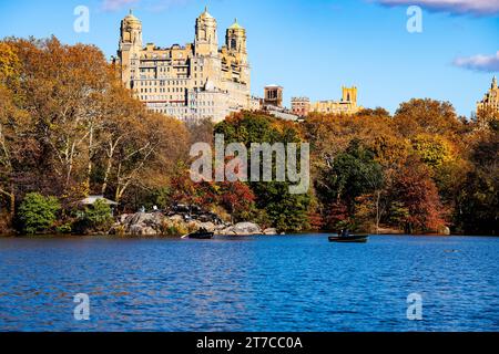 Wolkenkratzer erheben sich über den bunten Bäumen des Herbstes im Central Park NY, einem Gebiet der Ruhe und Natur in Manhattan. Stockfoto