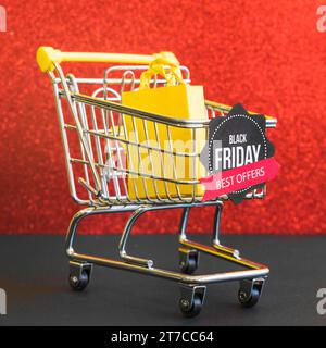 Kleiner Einkaufswagen mit schwarzer Aufschrift „friday Best Offer“ Stockfoto