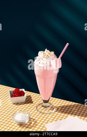 Erdbeeren-Milchshake-Tisch 7 Stockfoto