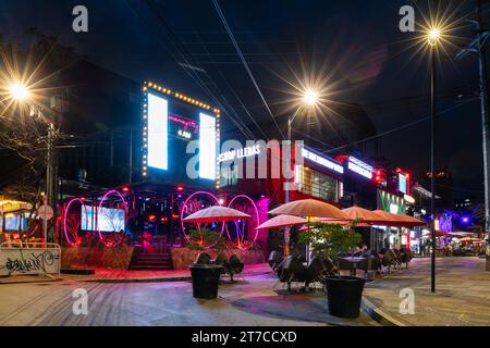 Sitzplätze im Freien, Restaurant, Neonbeleuchtung, Nacht, Medellin, Kolumbien Stockfoto