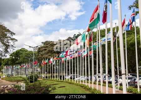 Nairobi, Kenia. November 2023. Die Delegierten gehen im Büro der Vereinten Nationen in Nairobi auf einem Pfad mit den Flaggen der UN-Mitgliedsländer, wo die dritte Sitzung des Intergovernmental Verhandlungsausschusses (INC3) zur Ausarbeitung eines internationalen rechtsverbindlichen kunststoffabkommens bis 2024 stattfindet. Quelle: SOPA Images Limited/Alamy Live News Stockfoto